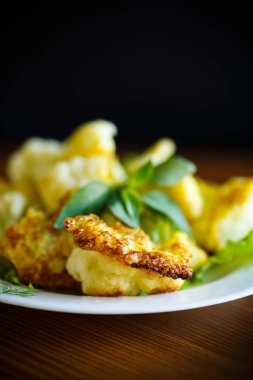 meyilli bir tabak kızarmış karnabahar