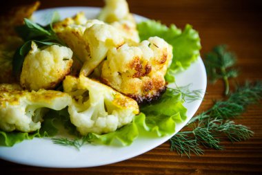 meyilli bir tabak kızarmış karnabahar