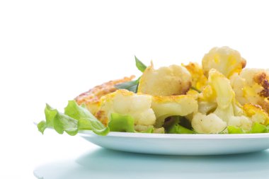 meyilli bir tabak kızarmış karnabahar