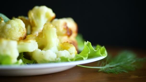 Cauliflower fried in batter — Stock Video
