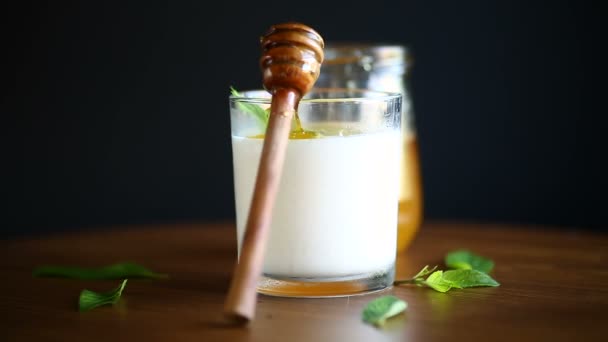 Frische süße hausgemachte Joghurt — Stockvideo