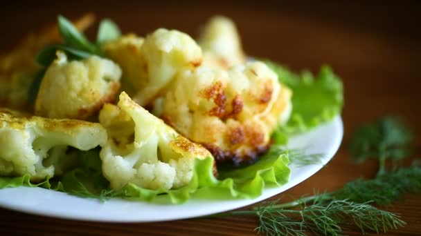 Cauliflower fried in batter — Stock Video