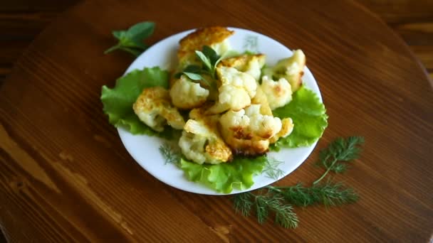 Cauliflower fried in batter — Stock Video