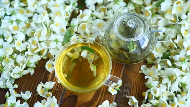 Yasemin Çiçeklerle Bir Cam Çaydanlık Bir Tabloda Çay — Stok video