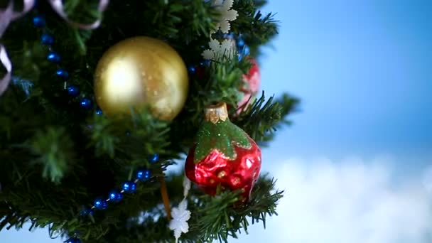 Weihnachtsbaum mit Kugeln geschmückt — Stockvideo