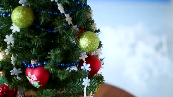 Árbol de Navidad decorado con bolas — Vídeo de stock