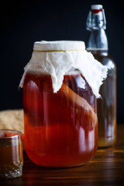 çay mantar çayı ile cam kavanozda