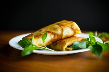 Kızarmış ince krep dolması