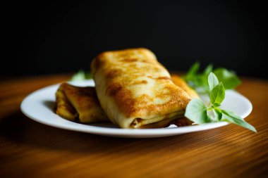Kızarmış ince krep dolması