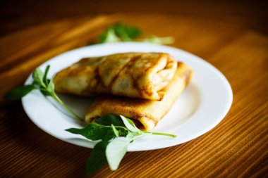 Kızarmış ince krep dolması