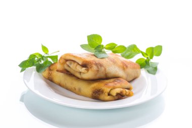 Kızarmış ince krep dolması