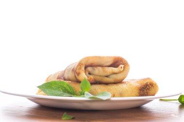 Kızarmış ince krep dolması