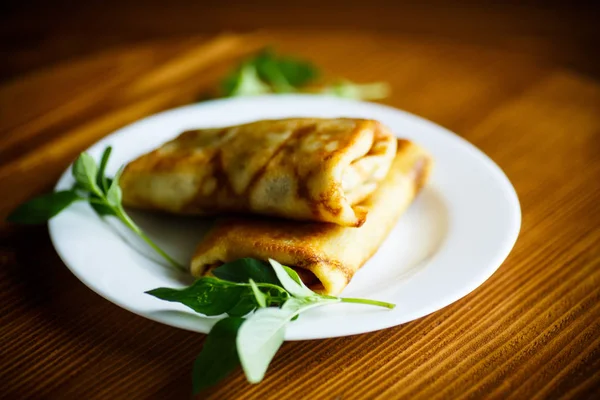 Kızarmış ince krep dolması