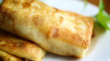 Kızarmış ince krep dolması