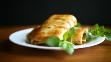 Kızarmış ince krep dolması