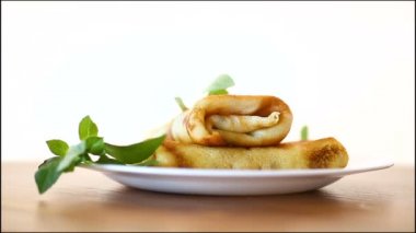 Kızarmış ince krep dolması