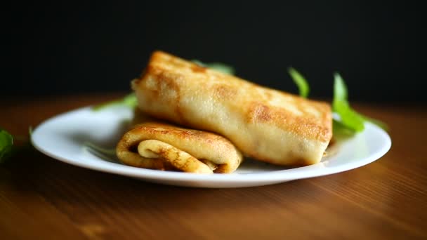 Fried thin pancakes stuffed — Stock Video