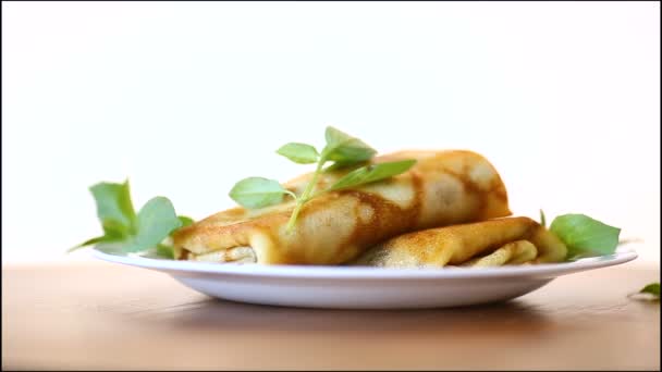 Tortitas Finas Fritas Rellenas Sobre Fondo Blanco — Vídeos de Stock