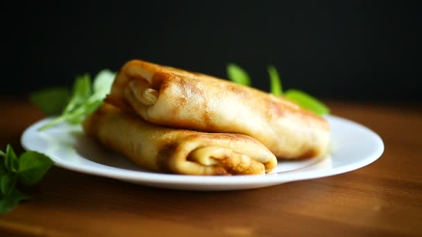 Tortitas finas fritas rellenas — Vídeos de Stock