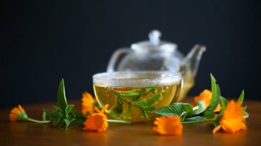 calendula ile taze sıcak çay