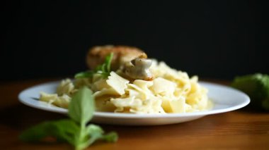 kızarmış tavuk budu ile ev yapımı haşlanmış erişte