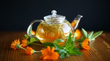 calendula ile taze sıcak çay