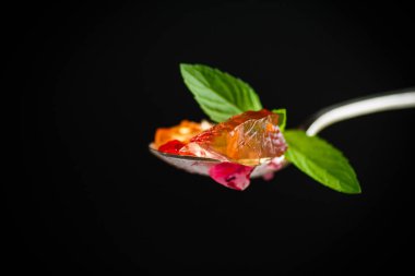 siyah bir zemin üzerine tatlı çok renkli jöle