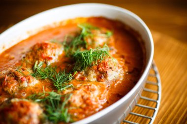 masanın üzerine domates soslu köfte