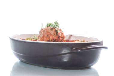 beyaz bir arka plan üzerinde domates soslu köfte