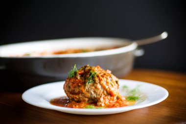 masanın üzerine domates soslu köfte