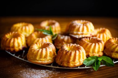 masanın üzerine pudra şekeri tatlı çörek lor
