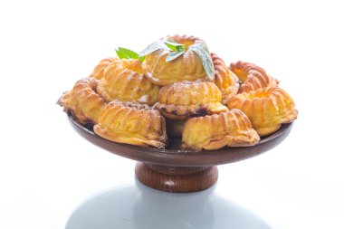 Beyaz arka plan üzerinde izole pudra şekeri tatlı çörek lor