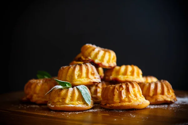 Söta Muffins Ostmassa Socker Pulver Bordet — Stockfoto