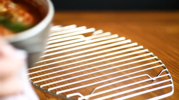 boulettes de viande avec sauce tomate sur la table 