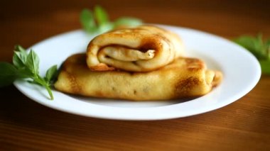 bir tabak kızarmış ince krep dolması