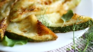 kızarmış kabak dereotu bir kase ile terbiyeli