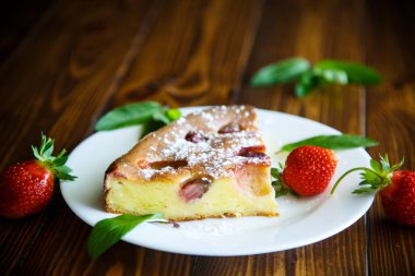 ahşap bir masa üzerinde çilek ile süzme peynir tatlı güveç