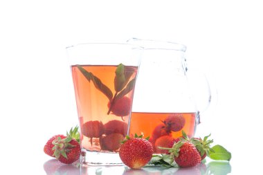 Olgun kırmızı çilek beyaz zemin üzerinde bir cam sürahi içinde tatlı komposto