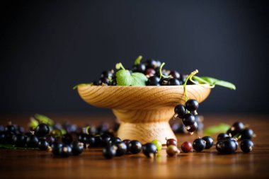 olgun meyveler siyah frenk üzümü siyah bir zemin üzerine