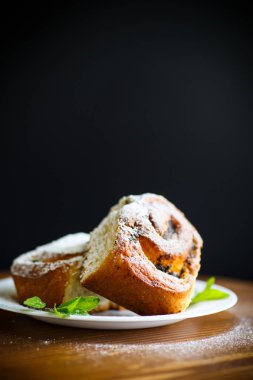 beyaz bir plaka üzerinde haşhaş tohumu ile tatlı buns