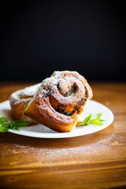 beyaz bir plaka üzerinde haşhaş tohumu ile tatlı buns
