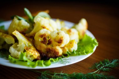 meyilli bir tabak kızarmış karnabahar