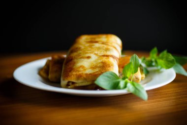 bir tabak kızarmış ince krep dolması