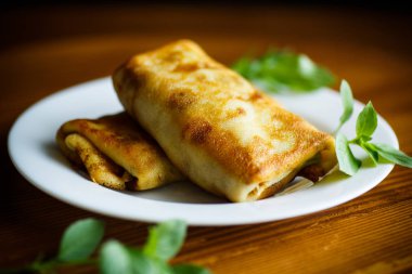 bir tabak kızarmış ince krep dolması