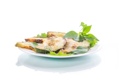 Beyaz bir plaka üzerinde beyaz izole kızarmış kabak