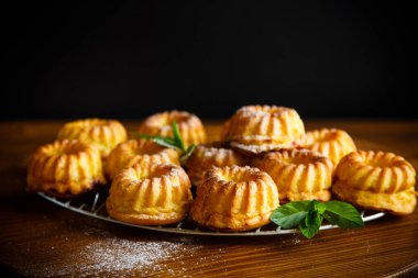 masanın üzerine pudra şekeri tatlı çörek lor