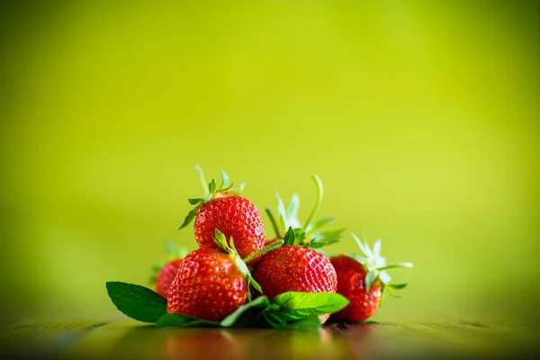 Fragola Biologica Rossa Matura Fondo Verde — Foto Stock