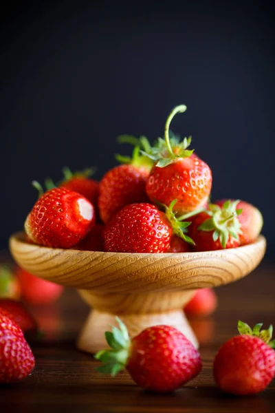 Ripe Red Organic Strawberry Wooden Table — Stock Photo, Image