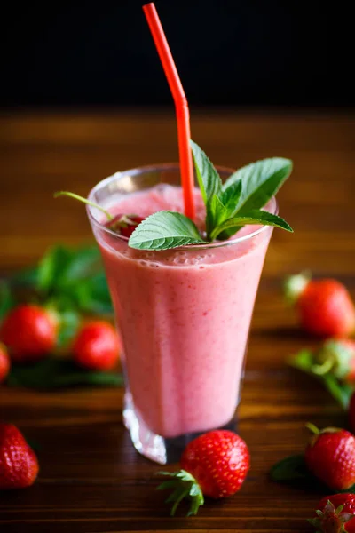 Frullati Dolci Freschi Alla Fragola Bicchiere Sul Tavolo — Foto Stock