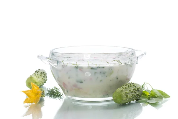 冷夏黄瓜汤在白色背景的盘子里 — 图库照片